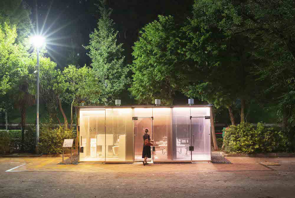 「THE TOKYO TOILET」建築家の坂 茂氏がデザインした代々木深町小公園 公共トイレ外観（2020）　画像提供：日本財団（撮影：永禮賢）