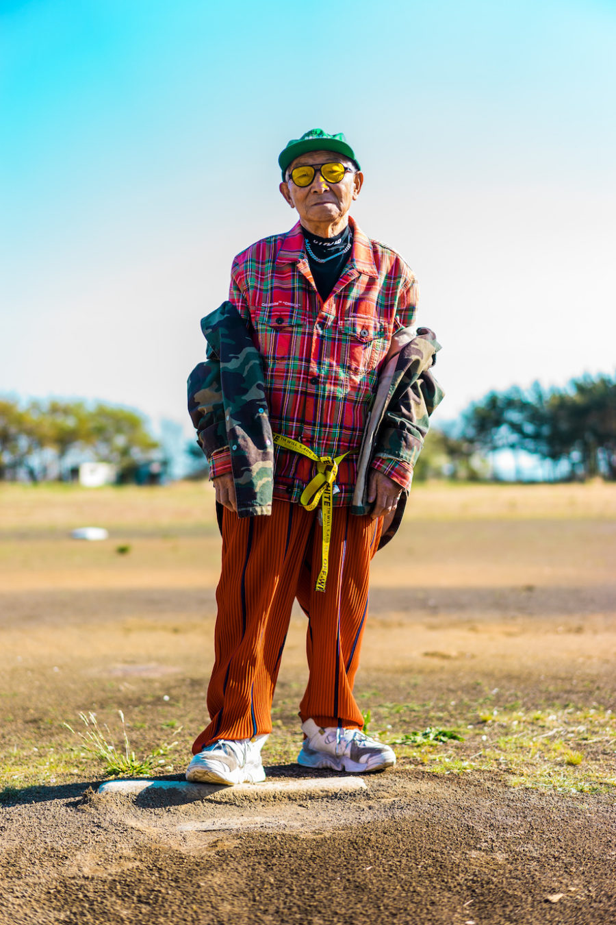 孫の服を着た85歳のファッショニスタ「シルバーテツヤ」×気鋭アーティストとのコラボ企画展「SLVR.TETSUYA×Artists“NEW