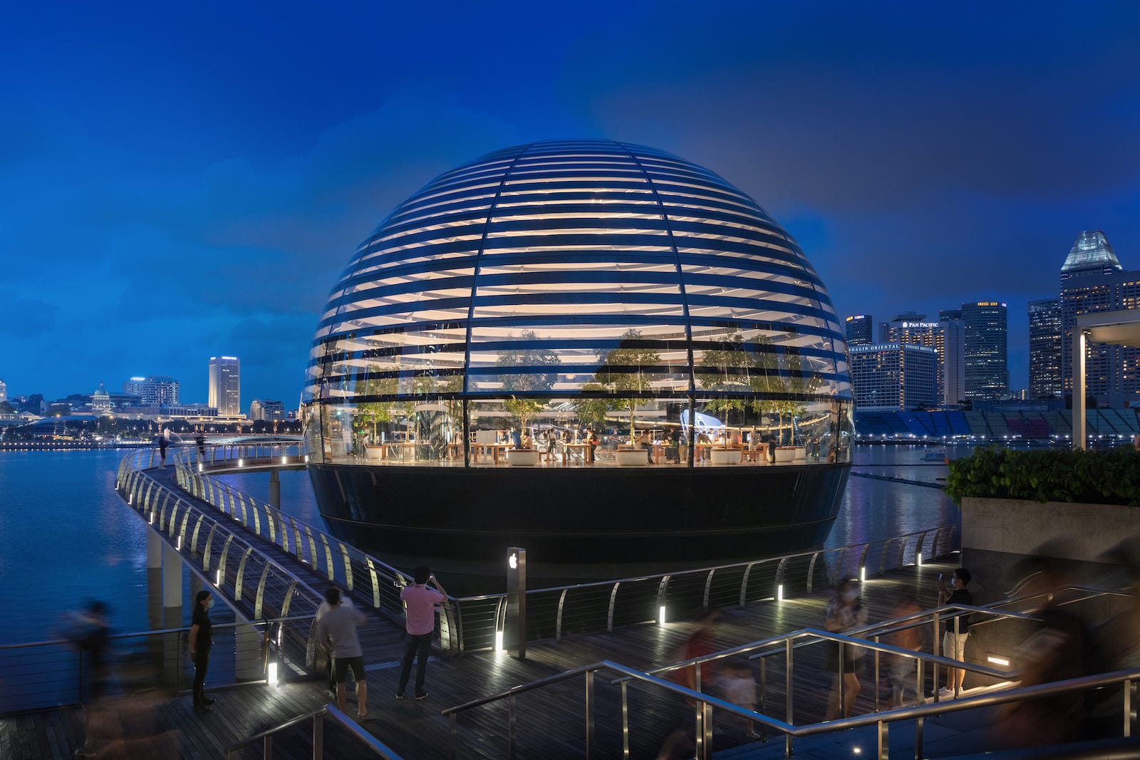 光の祭典 を演出する 全面ガラス張りによるドーム状のアップルストアa Dome Shaped Store With A Glass Wall That Creates A Festival Of Light Apple Store Project Tecture Mag テクチャーマガジン